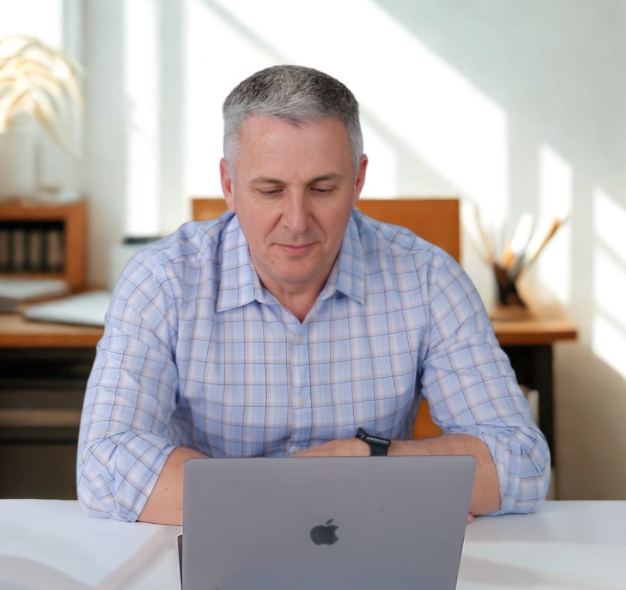 Chris Hudson delivering online parent coaching from his desk, supporting Australian families with teenage parenting challenges.